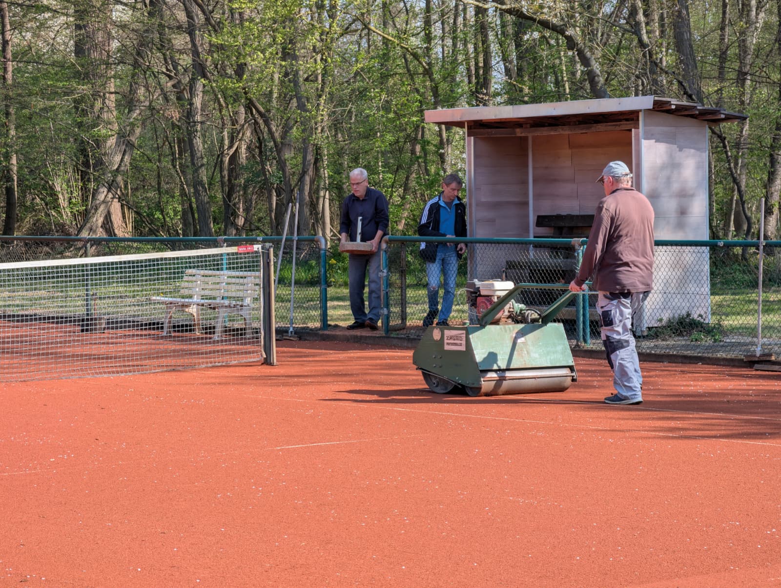 Tennisanlage für die Saison vorbereitet – Dank vieler Helfer