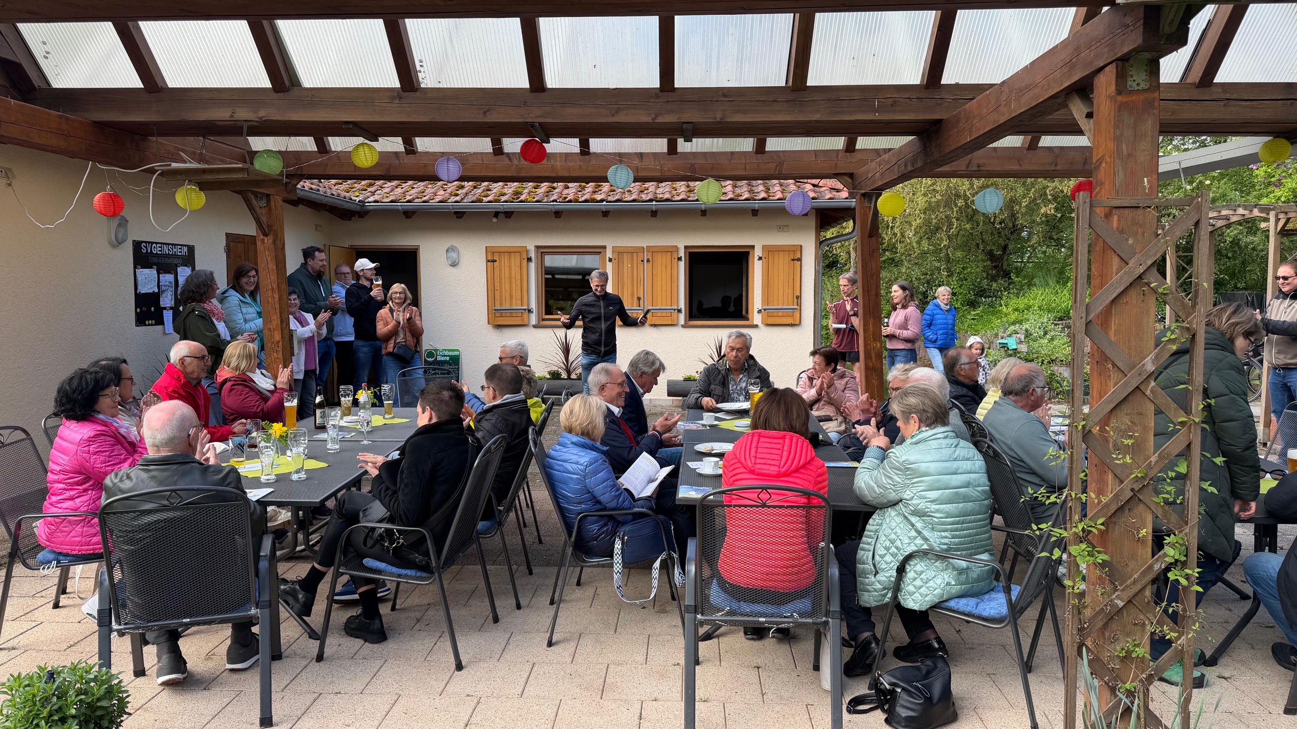 Tenniseröffnung bei Sonnenschein